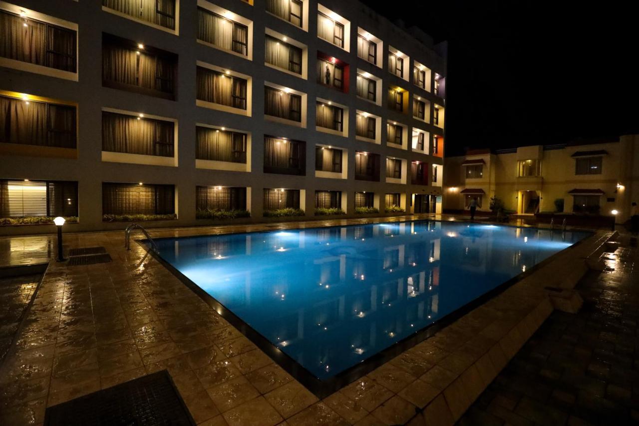 Hotel Atithi, Aurangabad Bagian luar foto