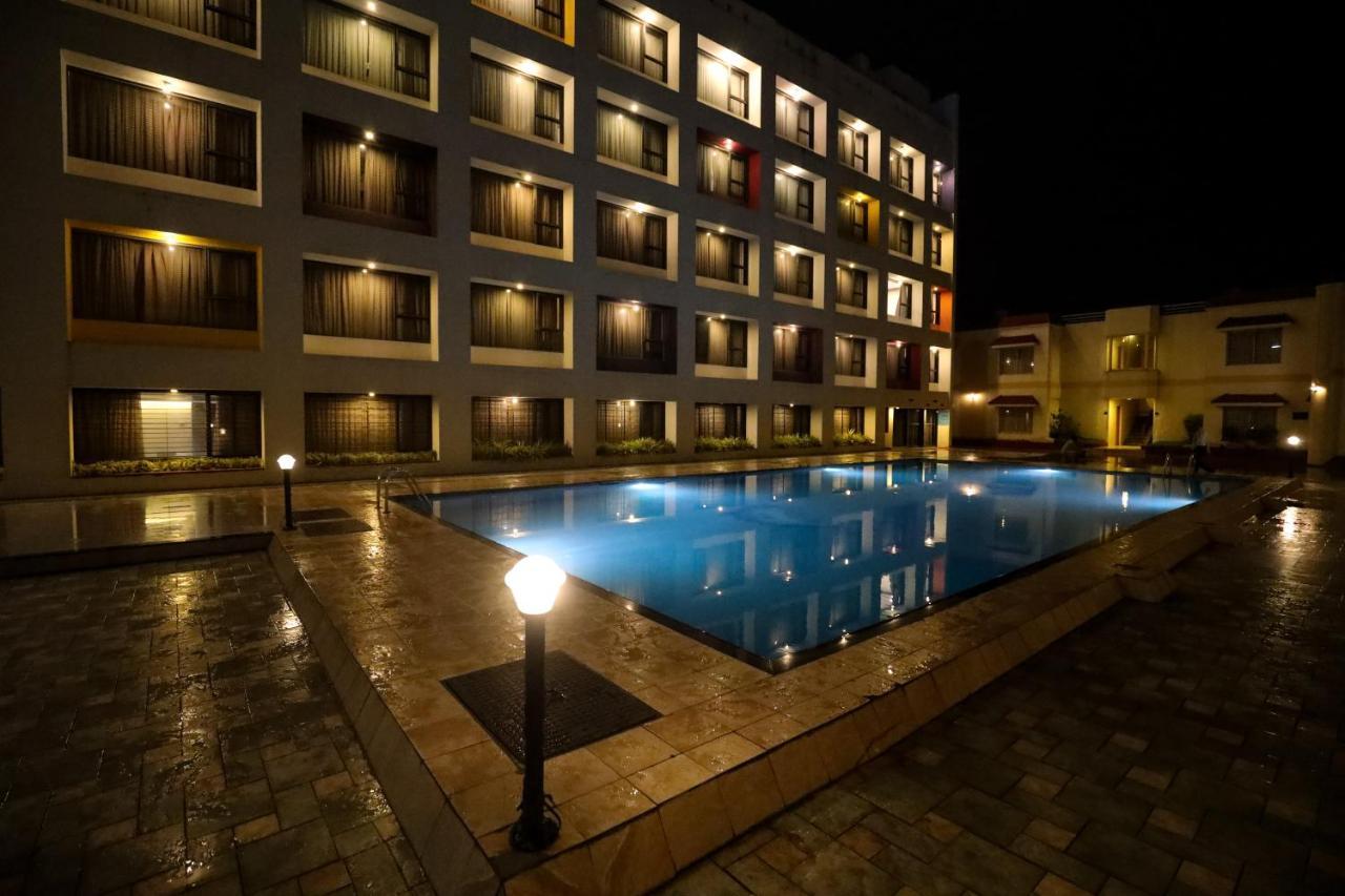 Hotel Atithi, Aurangabad Bagian luar foto