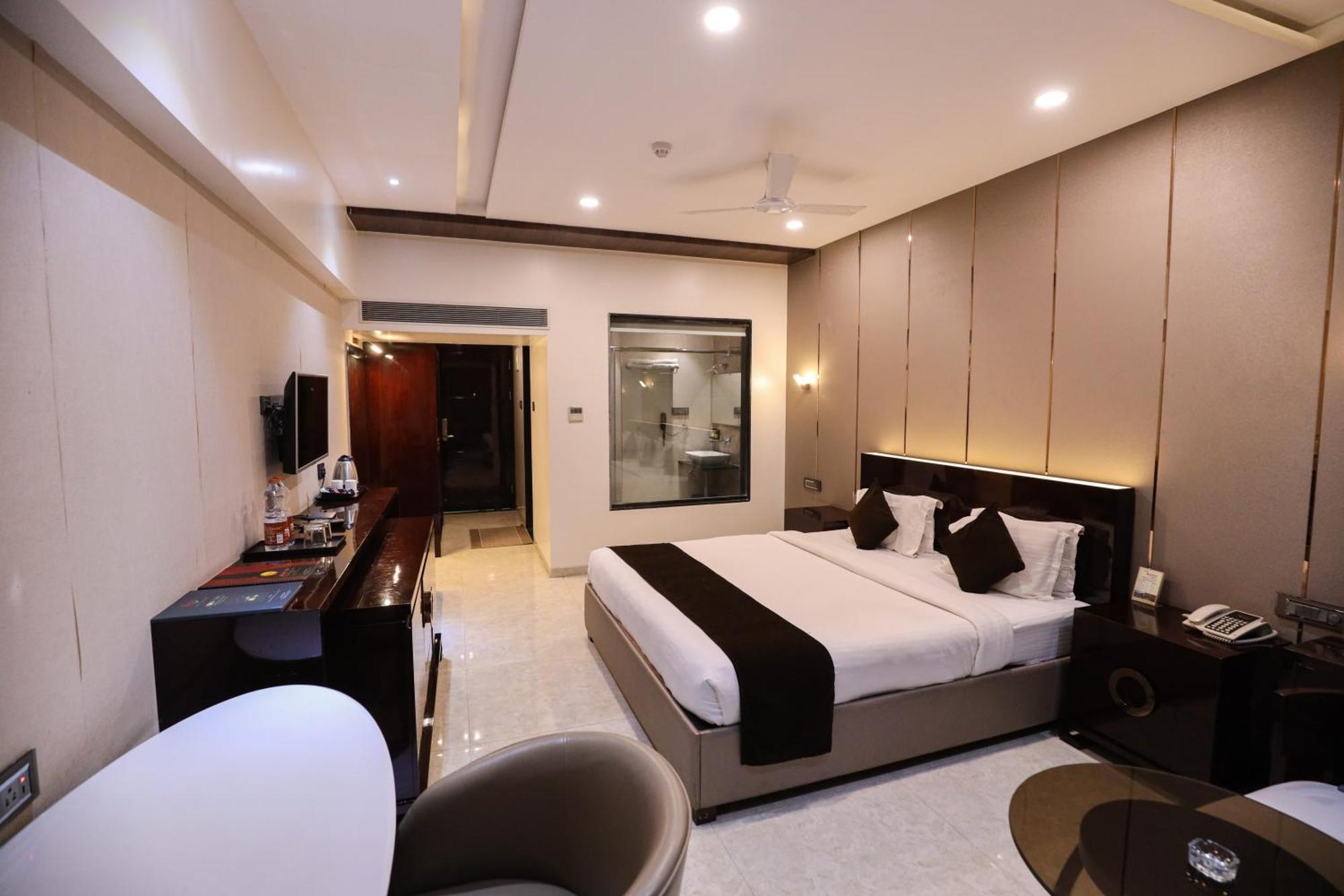 Hotel Atithi, Aurangabad Bagian luar foto