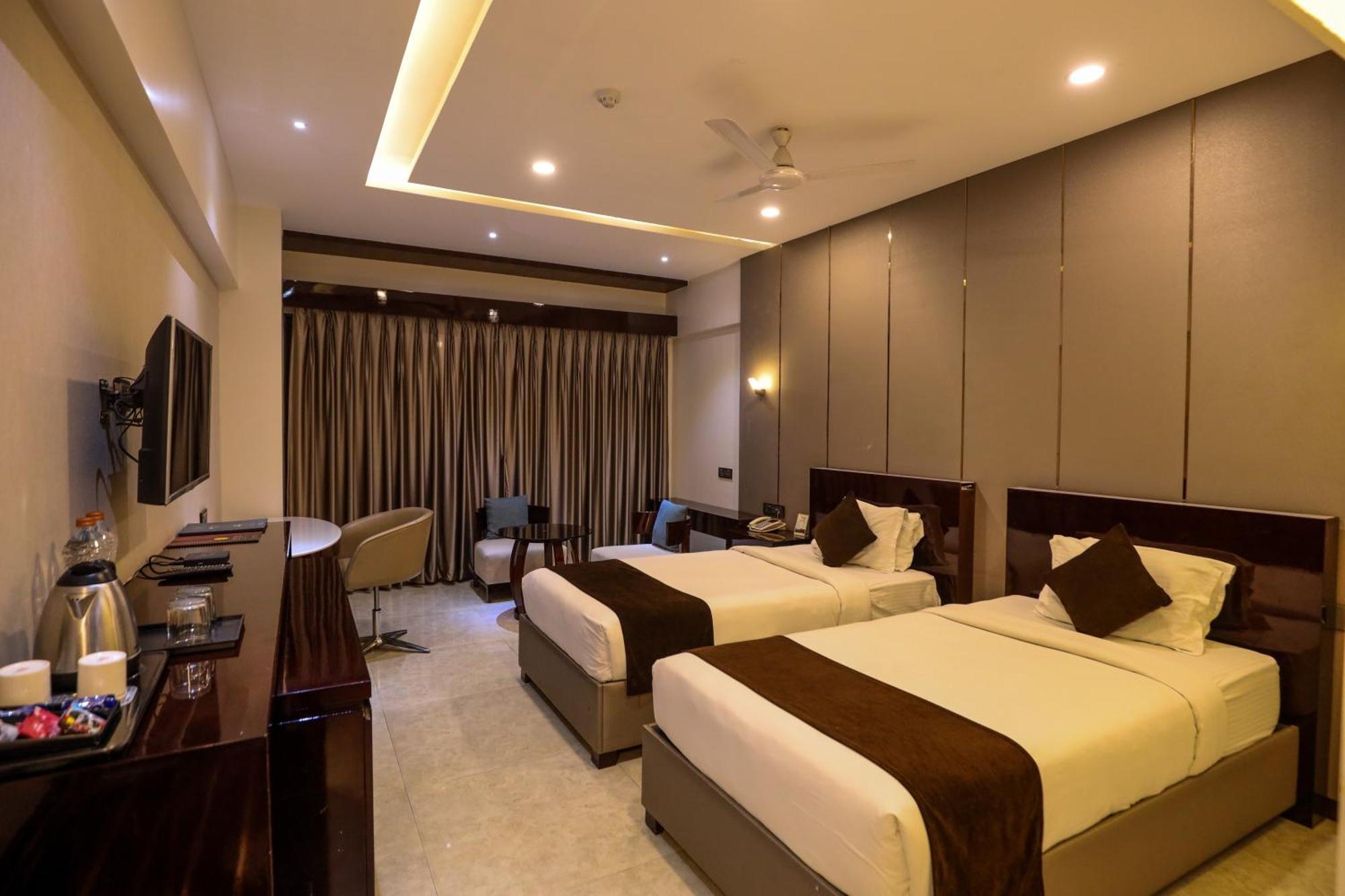 Hotel Atithi, Aurangabad Bagian luar foto