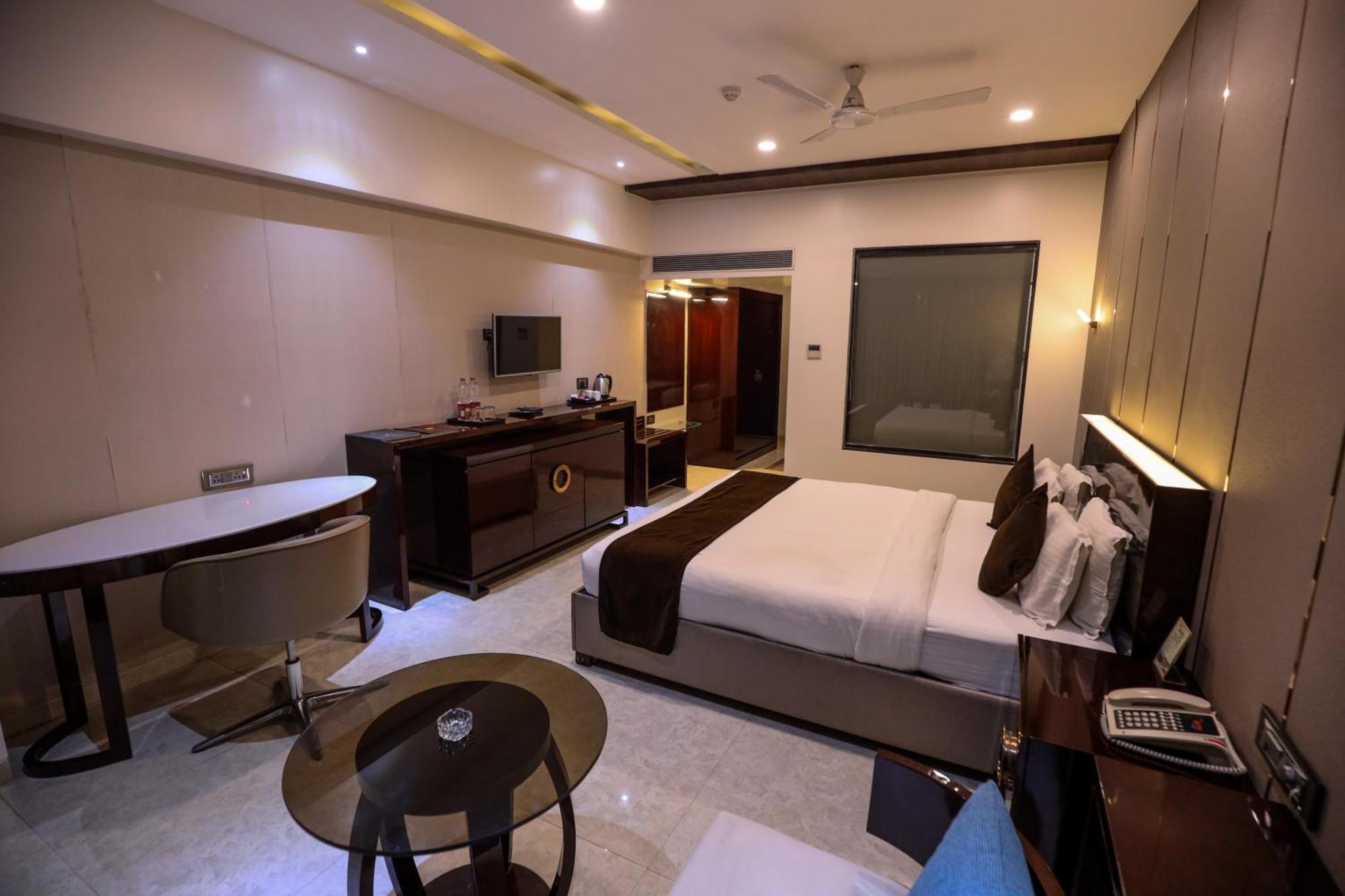 Hotel Atithi, Aurangabad Bagian luar foto