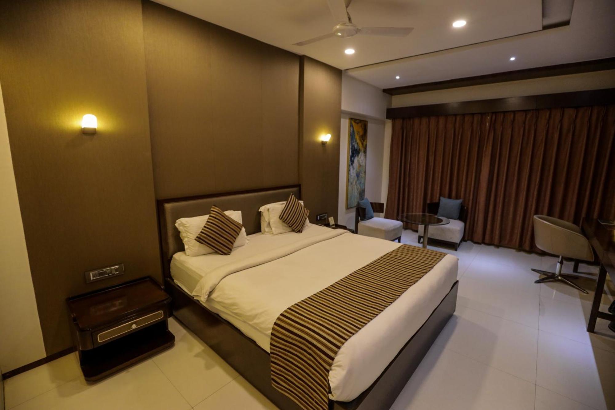 Hotel Atithi, Aurangabad Bagian luar foto