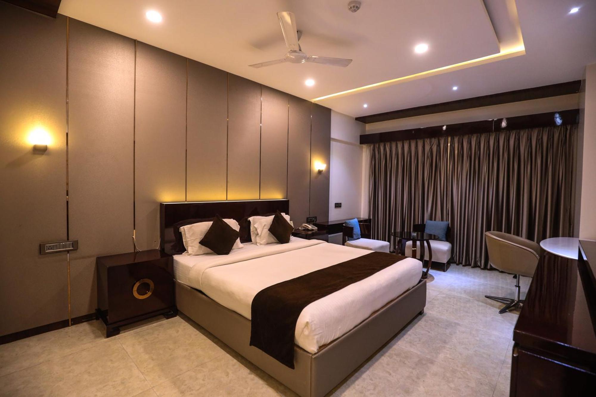 Hotel Atithi, Aurangabad Bagian luar foto