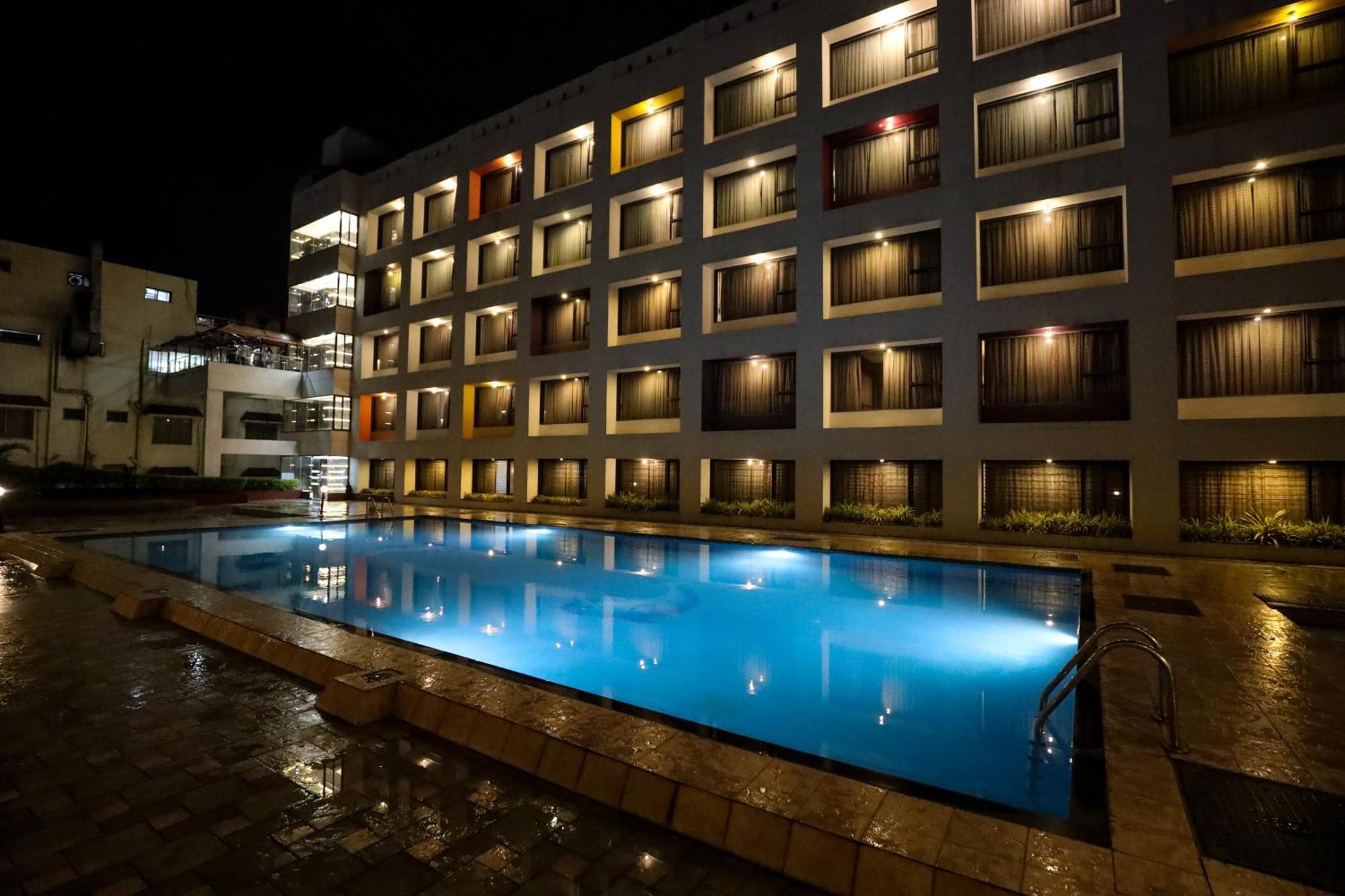 Hotel Atithi, Aurangabad Bagian luar foto