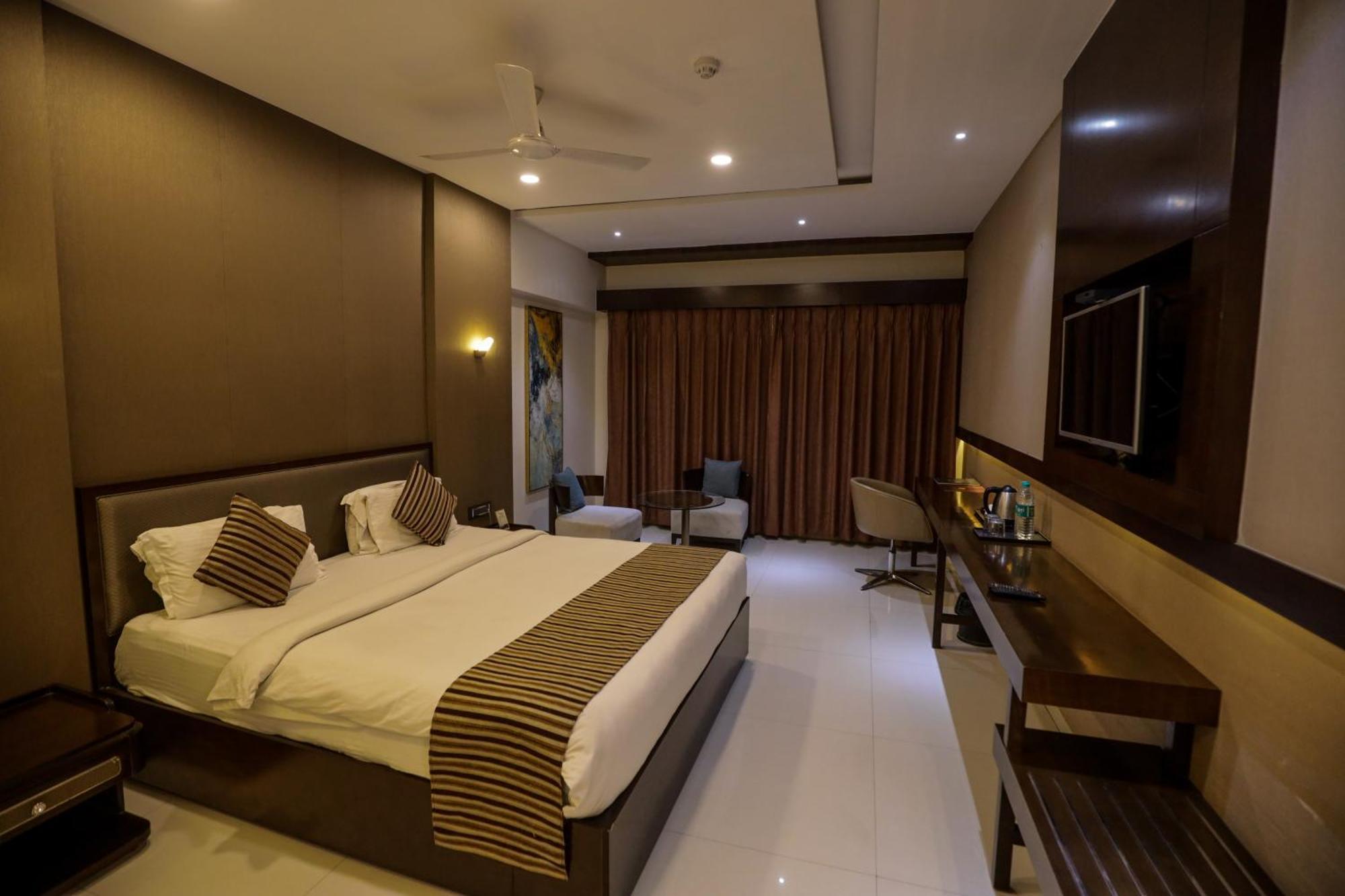 Hotel Atithi, Aurangabad Bagian luar foto