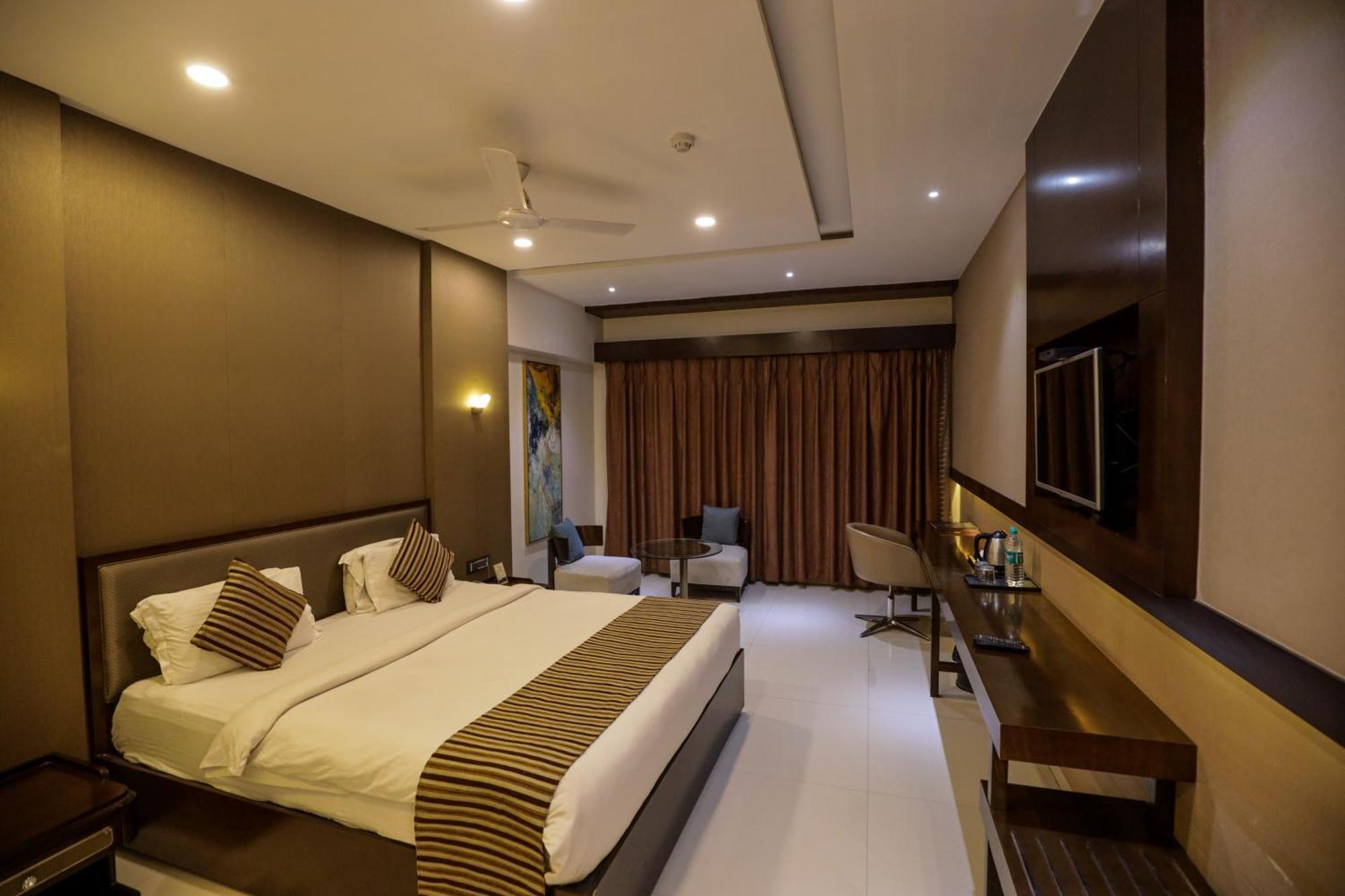 Hotel Atithi, Aurangabad Bagian luar foto