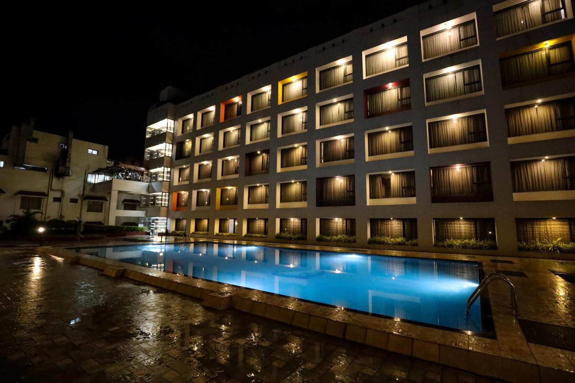 Hotel Atithi, Aurangabad Bagian luar foto