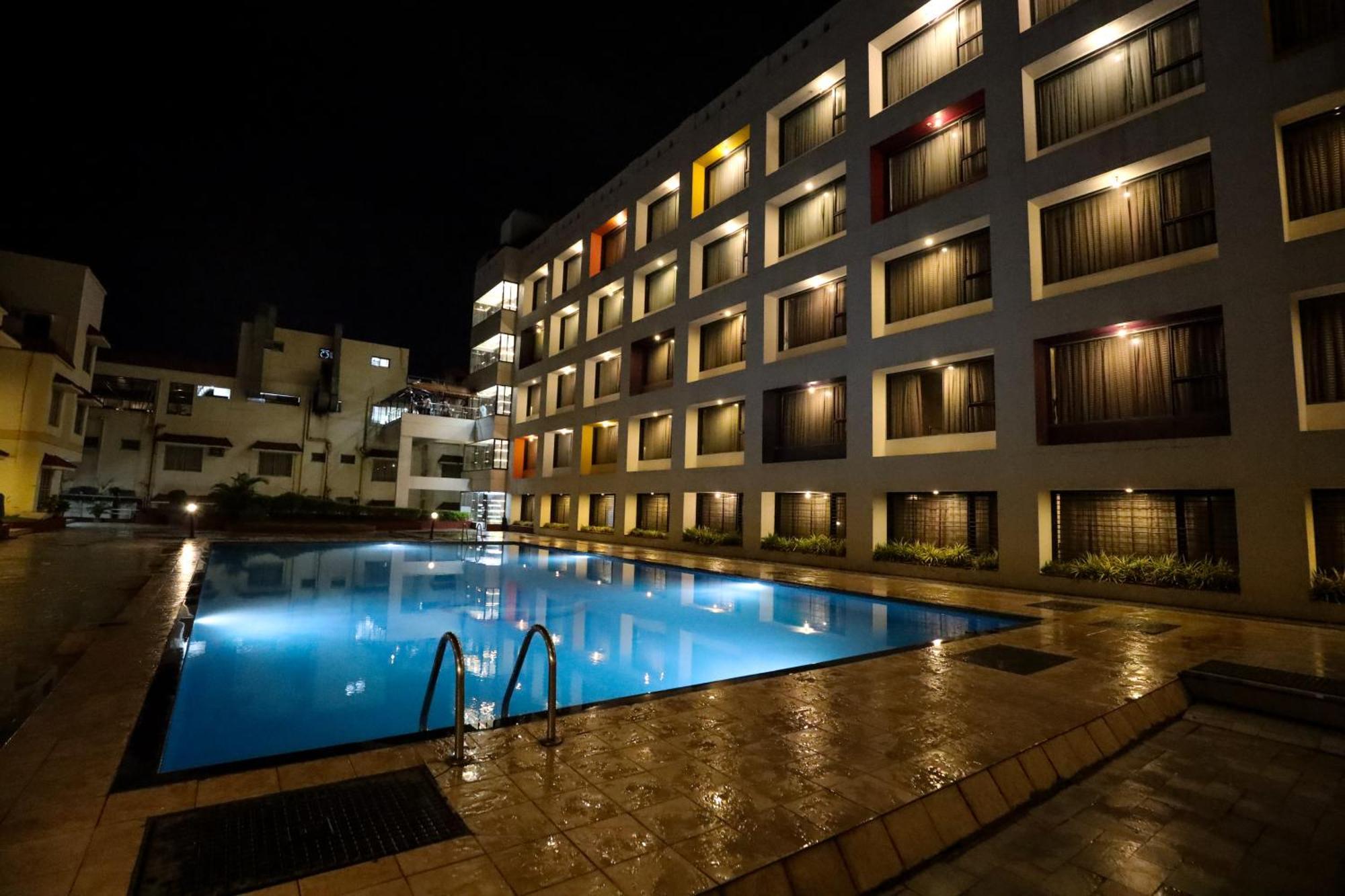 Hotel Atithi, Aurangabad Bagian luar foto