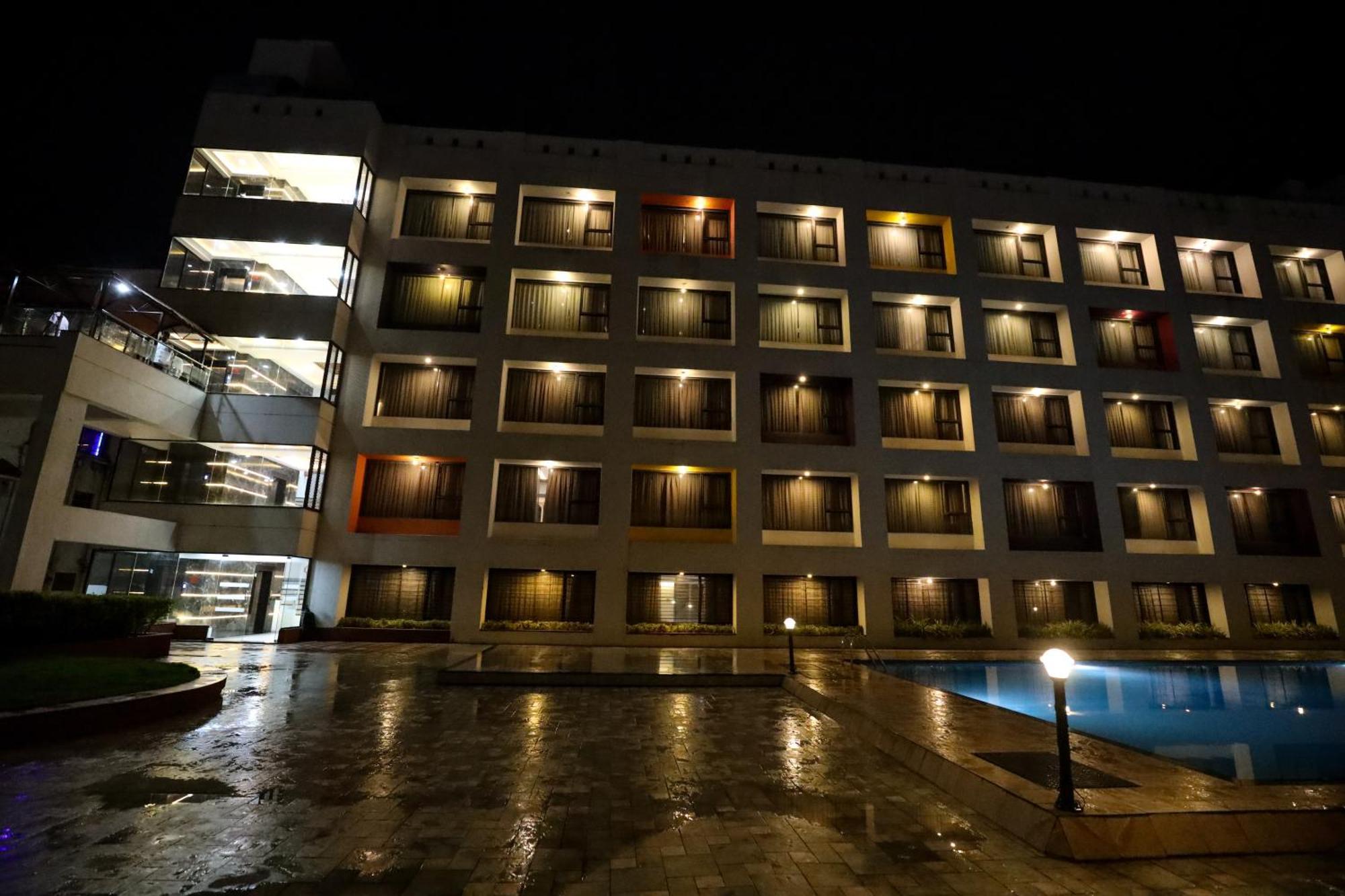 Hotel Atithi, Aurangabad Bagian luar foto