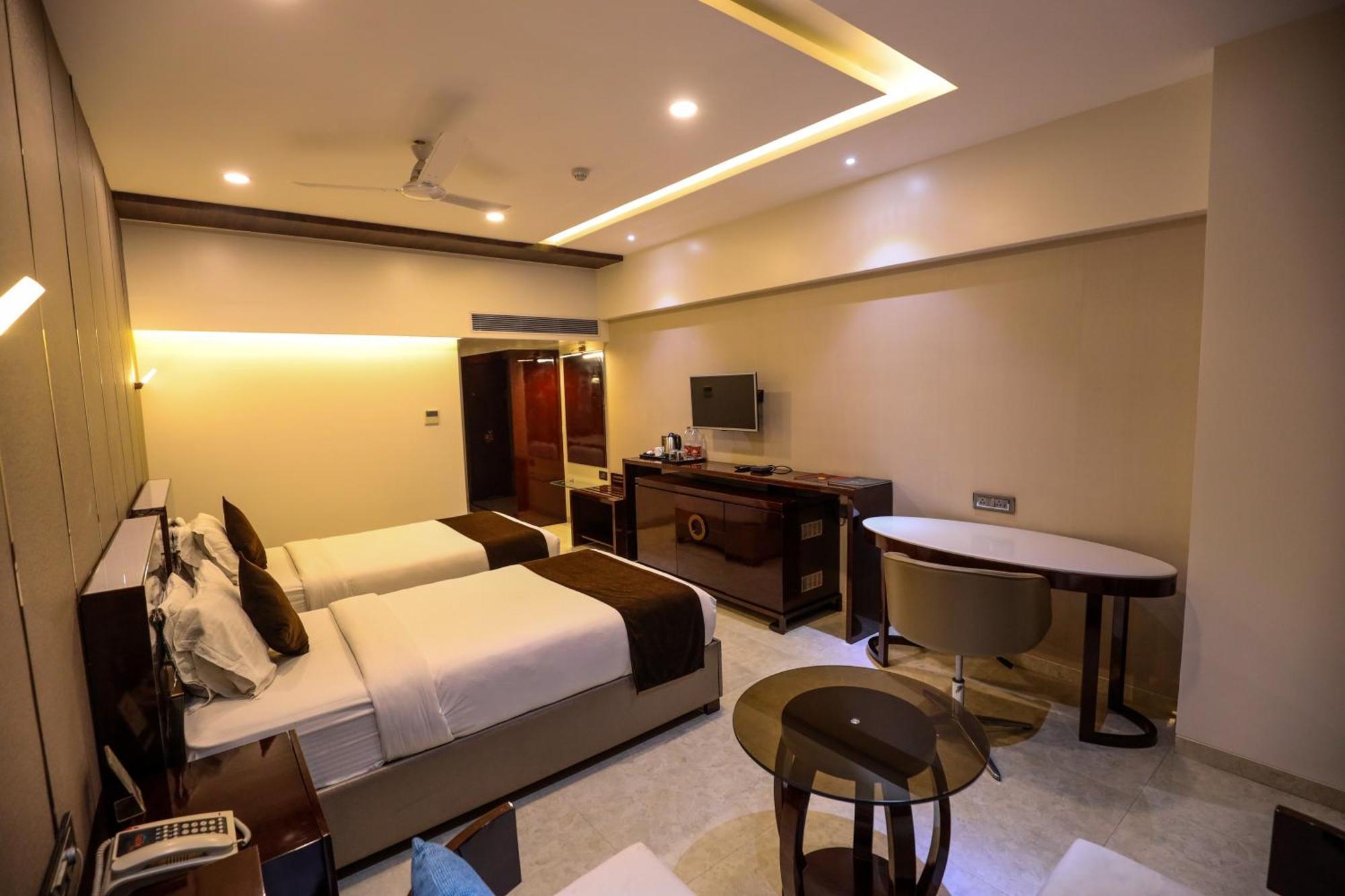 Hotel Atithi, Aurangabad Bagian luar foto